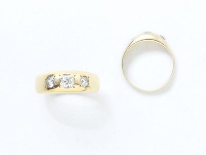 null English rush ring in 750 thousandths gold, set with 3 antique cut diamonds in...