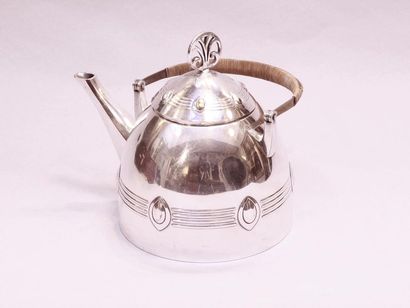 Teapot in silvery metal. England, late 19th...