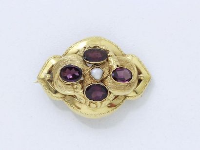 null Embossed 750-thousandths gold brooch, poly-lobed and decorated with a knot enhanced...