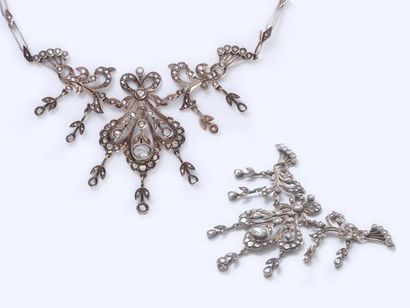 null Articulated necklace in 375-thousandths gold centred on an openwork foliated...