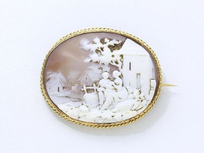 null Oval brooch in twisted gold 750 thousandths dressed with a shell cameo representing...