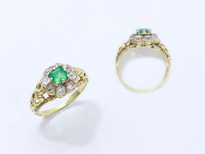 null Ring in 750 thousandths gold, set with a square emerald with degrees of beautiful...