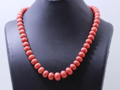 Necklace made of a fall of coral beads of...