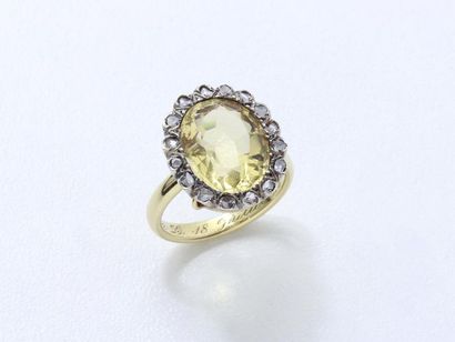 null Bague en or 750 et argent 800 millièmes, ornée d'une citrine ovale facettée...