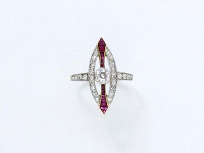 null Délicate bague marquise en or 750 et platine 850 millièmes, de forme navette...