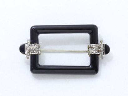 null Brooch in 750 white gold and 850 thousandths platinum, composed of a rectangular...