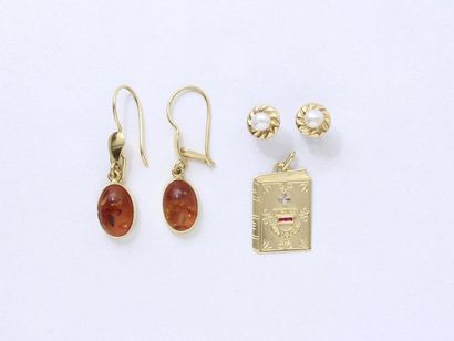 null Lot en or 750 millièmes, composé de 2 paires de boucles d'oreilles et d'un pendentif...