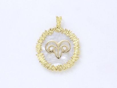 Pendant in 750 thousandths carved gold, composed...