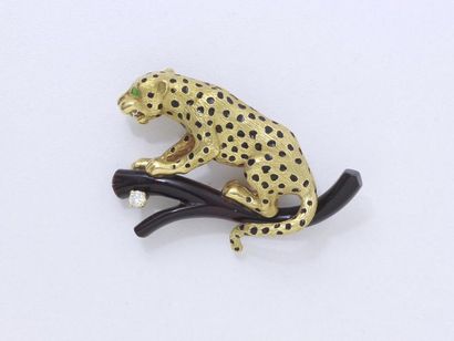 null 750 thousandths gold brooch stylizing a panther, the body and eyes enamelled....