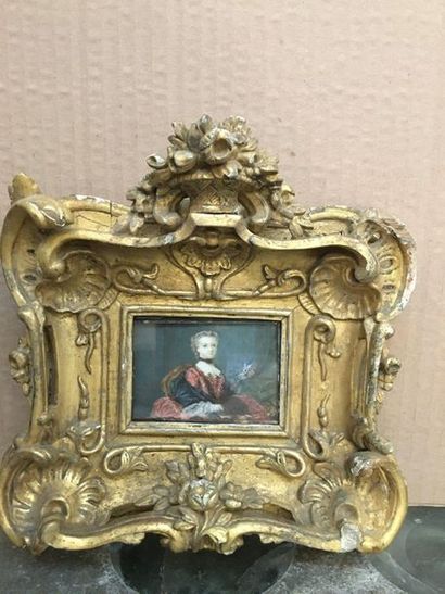 École FRANÇAISE du XVIIIe siècle 
Portrait de jeune femme à la robe rouge et au manchon
Gouache.
5,2...