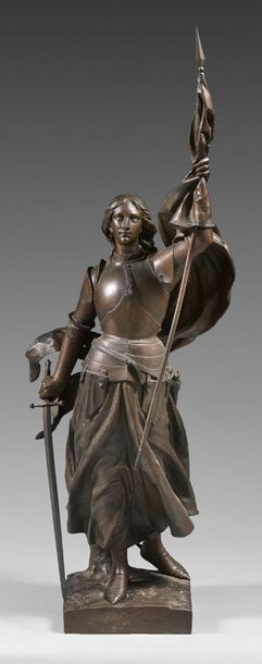 null Statue en bronze ciselé et patiné représentant Jeanne d'Arc cuirassée avançant,...