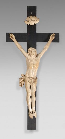 null Christ vivant en ivoire sculpté. Il est représenté la tête levée vers sa droite....