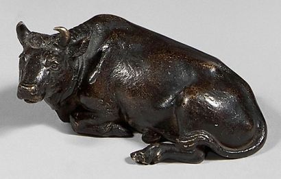 null Sculpture en bronze ciselé et patiné représentant une vache couchée.
XVIIIe...
