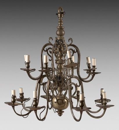 null Important eighteen-arm chandelier on two levels in polished bronze. The shaft...