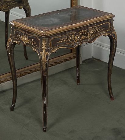 null Middle table in silver or gilded wood with engraved or relief rocaille decoration....