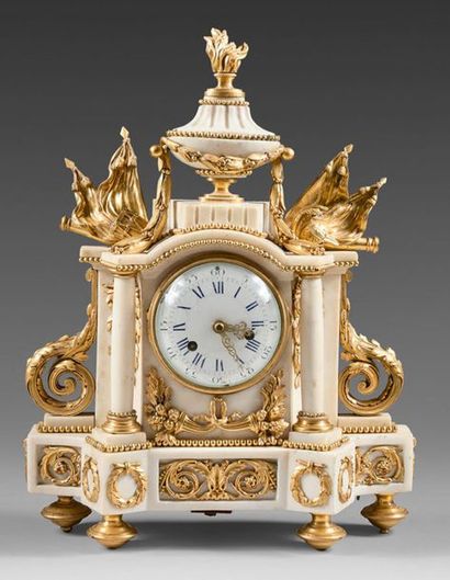 null Table clock in white marble and chased and gilded bronze.
The cover supporting...