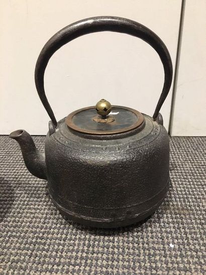 CHINE ET JAPON Tetsubin, cast-iron kettle, lid in patinated brass.
Meiji/Taisho period.
H:...