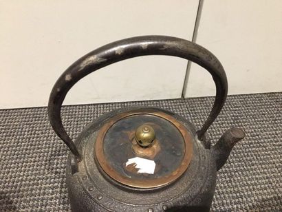 CHINE ET JAPON Tetsubin, cast-iron kettle, lid in patinated brass.
Meiji/Taisho period.
H:...