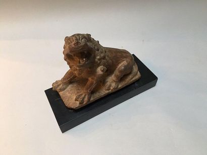 CHINE Statuette de lion rugissant en grès rose à traces de polychromie.
XVIIIe-XIXe...
