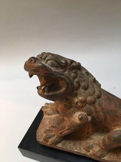 CHINE Statuette of a roaring lion in pink sandstone with traces of polychromy.
18th-19th...