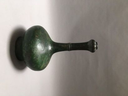 CHINE Vase shaped "suantouping" low-bellied garlic clove in bronze with green patina...