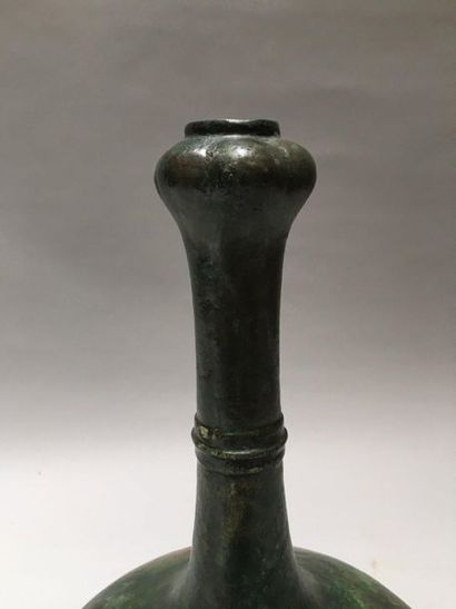 CHINE Vase de forme «suantouping» gousse d'ail à panse basse en bronze à patine verte...