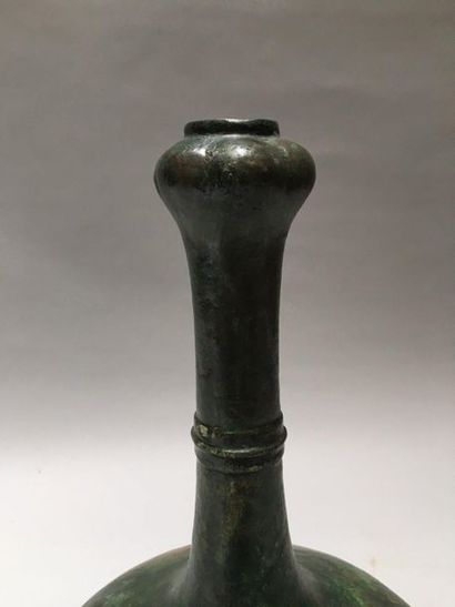 CHINE Vase shaped "suantouping" low-bellied garlic clove in bronze with green patina...