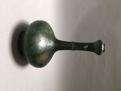 CHINE Vase de forme «suantouping» gousse d'ail à panse basse en bronze à patine verte...