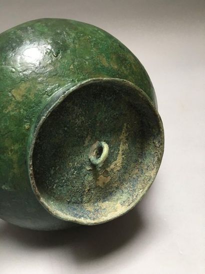 CHINE Vase shaped "suantouping" low-bellied garlic clove in bronze with green patina...