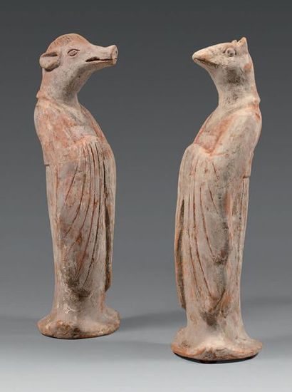 CHINE Deux statuettes de dignitaires à têtes des animaux du zodiac en terre cuite...