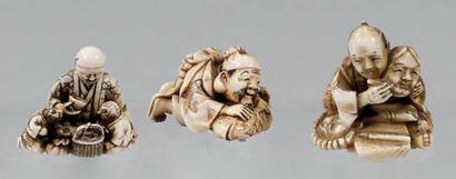 JAPON Ivory set including:
- Five okimono in the style of netsuke, a seated craftsman...