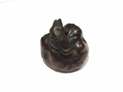 JAPON Beautiful Netsuke in carved wood with a reddish brown patina representing a...