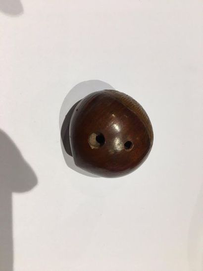 JAPON Carved wooden Netsuke representing a chestnut treated in trompe-l'oeil with...