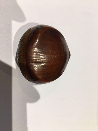 JAPON Carved wooden Netsuke representing a chestnut treated in trompe-l'oeil with...