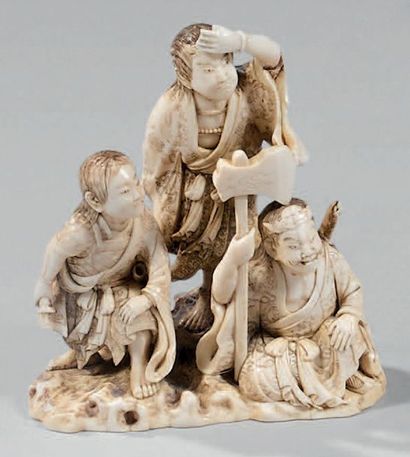 JAPON Okimono en ivoire, trois samuraï à l'affût sur un rocher, deux avec un sabre,...