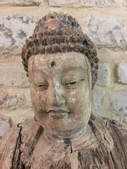 CHINE Statue en bois sculpté de bouddha debout la main gauche en dhyana mudra, la...