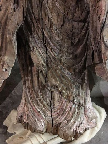 CHINE Statue en bois sculpté de bouddha debout la main gauche en dhyana mudra, la...