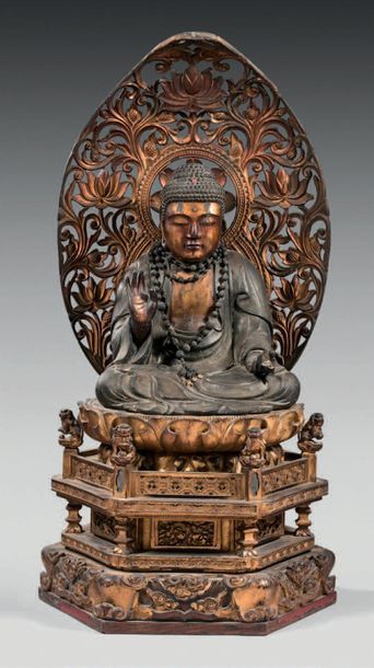 JAPON Gold lacquered wooden statue of Buddha sitting in padmasana on the lotus, the...