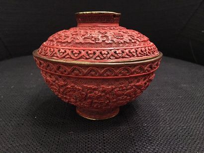 CHINE, CANTON 
Covered bowl in cinnabar red lacquer on metal with relief decoration...