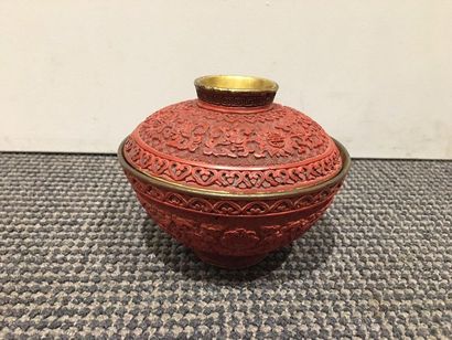 CHINE, CANTON 
Covered bowl in cinnabar red lacquer on metal with relief decoration...