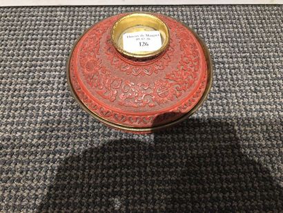 CHINE, CANTON 
Covered bowl in cinnabar red lacquer on metal with relief decoration...