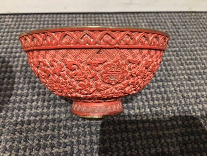 CHINE, CANTON 
Covered bowl in cinnabar red lacquer on metal with relief decoration...