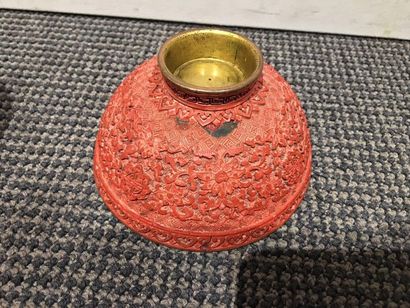 CHINE, CANTON 
Bol couvert en laque rouge cinabre sur métal à décor en relief de...
