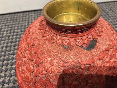 CHINE, CANTON 
Covered bowl in cinnabar red lacquer on metal with relief decoration...