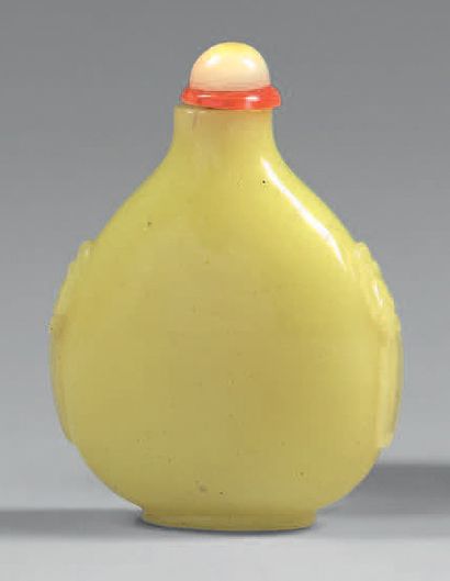 CHINE Flattened pear-shaped snuffbox bottle in lemon yellow glass with incised handles...