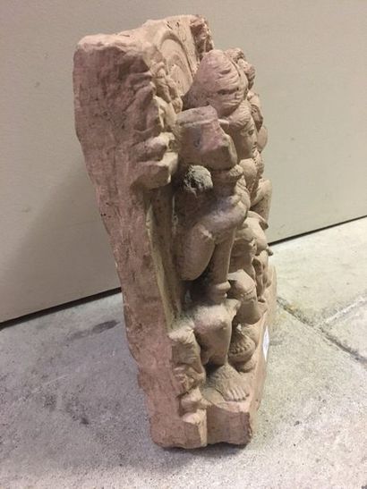INDE Fragment de stèle en grès rose sculpté en haut-relief de Shiva et Parvati assis...