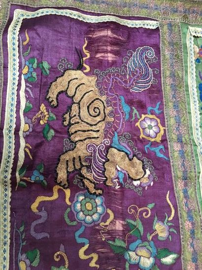 CHINE Bande rectangulaire d'un textile en soie brodée de lion bouddhique sur fond...