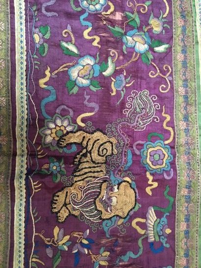 CHINE Rectangular band of a silk textile embroidered with a Buddhist lion on a purple...