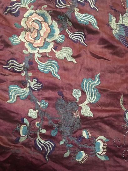 CHINE Textile made of a rectangular red silk band embroidered with two phoenixes...