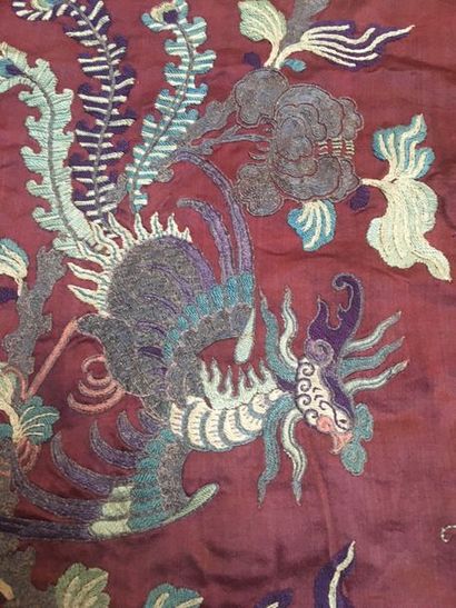 CHINE Textile formé d'un bandeau rectangulaire de soie rouge brodé de deux Phénix...